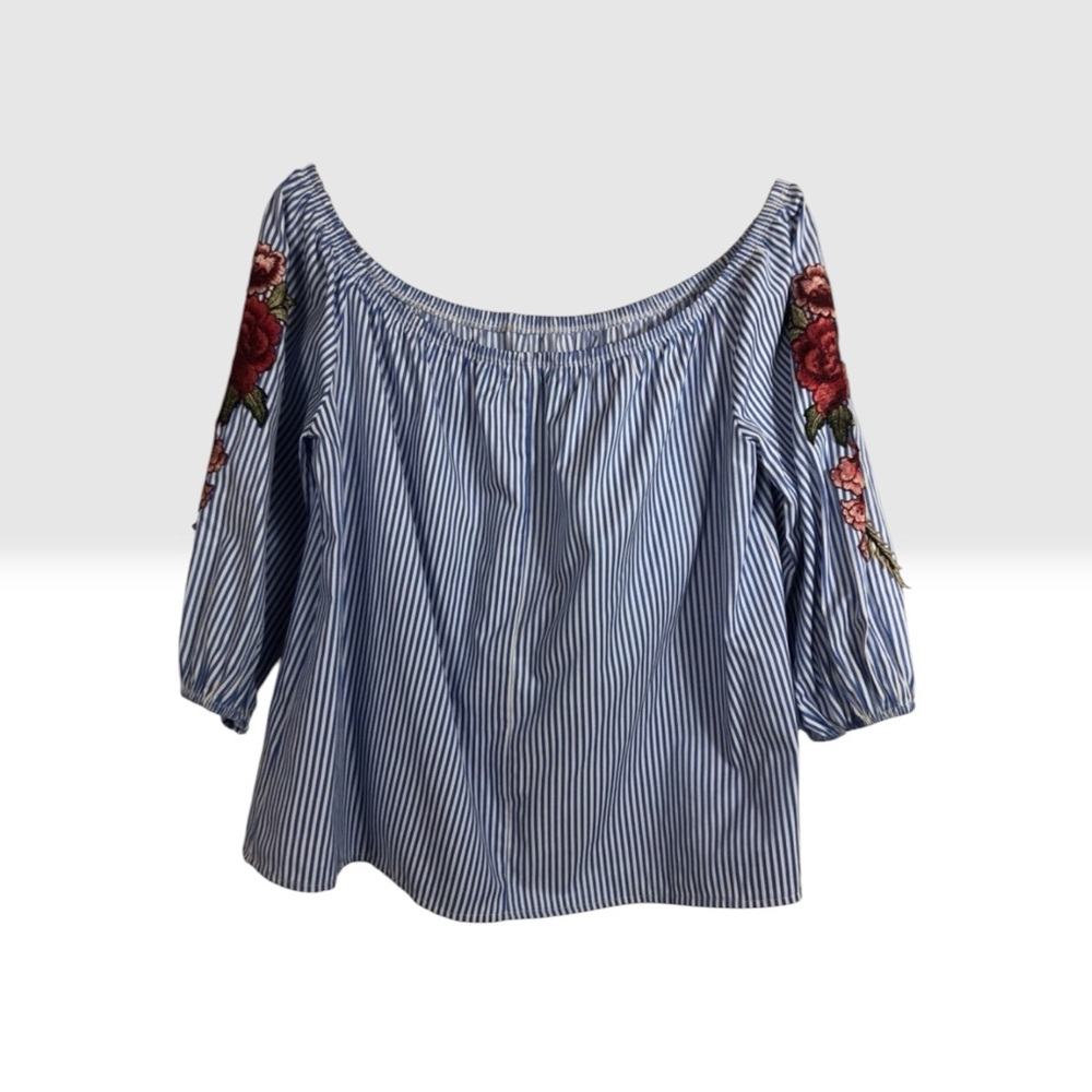 Forever 21 Embroidered Rose Top Size: Small
